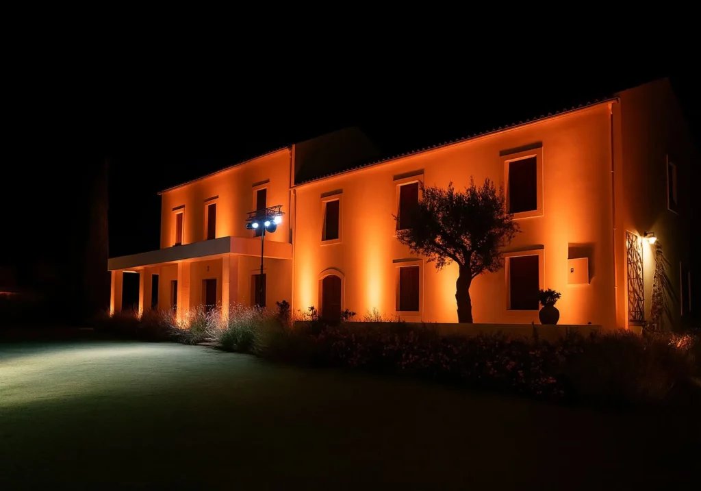 Μια χαμογελαστή νύφη και γαμπρός κρατούν μαζί ένα μαχαίρι για να κόψουν την πολυώροφη γαμήλια τούρτα τους κατά τη διάρκεια της δεξίωσης στο Κτήμα Ρωξάνη.